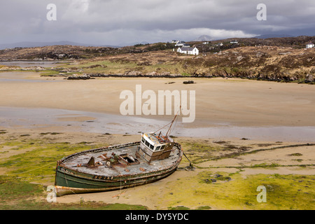 L'Irlande, Co Donegal, les Rosses, Cruit Island, ancien bateau de pêche à Illan Doo à marée basse Banque D'Images