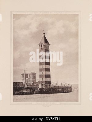 Le Phare de Trouville est un phare situé à Trouville-sur-mer, Calvados, France. Il marque l'entrée du port de Trouville, guidant les navires en toute sécurité dans les eaux. Banque D'Images