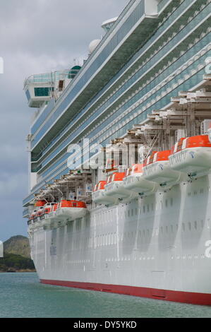 Les navires de croisière à Saint Johns, Antigua, Iles sous le vent, Antilles, Caraïbes, Amérique Centrale Banque D'Images