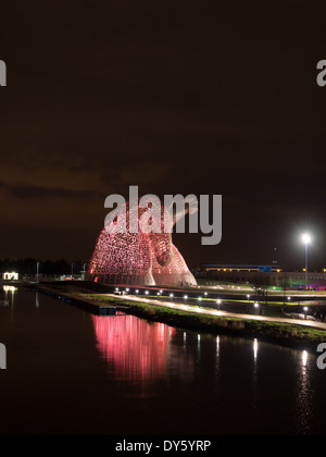 La première soirée des tests d'éclairage sur les Kelpies, qui font partie de l'Hélix, près de Falkirk en Ecosse centrale. Banque D'Images