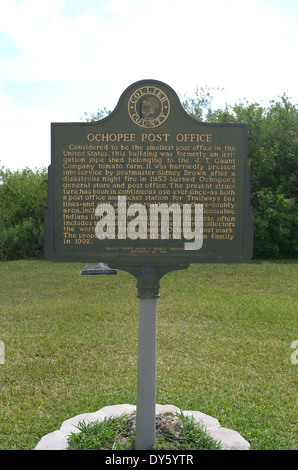 Affiche à l'extérieur de Ochopee Bureau de poste, le plus petit bureau de poste dans la United States Banque D'Images