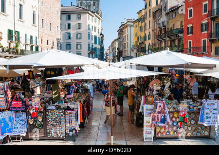 Marché à la Piazza delle Erbe, Vérone, UNESCO World Heritage Site, Vénétie, Italie, Europe Banque D'Images