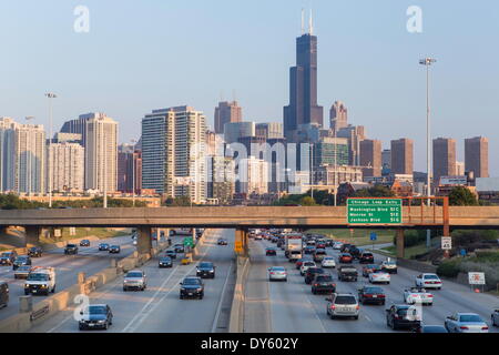 Centre-ville, l'autoroute menant à Chicago, Illinois, États-Unis d'Amérique, Amérique du Nord Banque D'Images