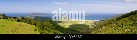 Vue panoramique de Matauri Bay, avec les îles Cavilli en arrière-plan. Northland, New Zealand. Banque D'Images