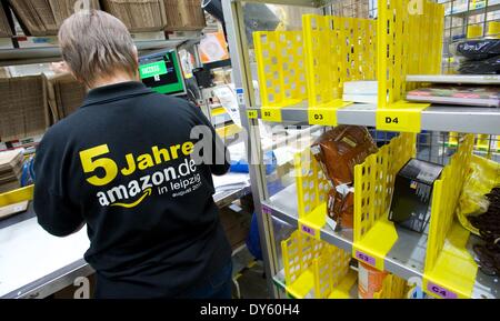 Leipzig, Allemagne. Mar 26, 2014. Vue de l'intérieur de l'emballage de l'amazone niveau centre logistique à Leipzig, Allemagne, 26 mars 2014. Amazon est l'une des principales entreprises de commerce électronique basée à Seattle, État de Washington, États-Unis. Photo : Peter Endig/dpa/Alamy Live News Banque D'Images
