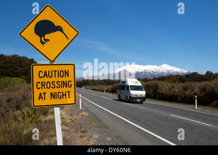 Camping Mont Ruapehu ci-dessous avec Kiwi crossing sign, Parc National de Tongariro, Site de l'UNESCO, l'Île du Nord, Nouvelle-Zélande, Pacifique Banque D'Images