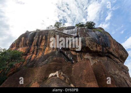 Ordre croissant de touristes (Lion Sigiriya Rock), UNESCO World Heritage Site, Sri Lanka, Asie Banque D'Images