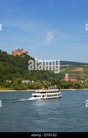 Bateau d'Excursion à Oberwesel, Schoenburg château et Liebfrauenkirche, Oberwesel, Rhin, Rhénanie-Palatinat, Allemagne Banque D'Images