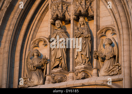 BRUXELLES, Belgique — des statues médiévales en pierre ornent la façade de la cathédrale de réunifiMichael et de la cathédrale nationale de Gudula. Ces détails sculpturaux représentent une partie du programme décoratif gothique de ce monument religieux du XIIIe siècle. La place prépondérante de la cathédrale et son patrimoine artistique reflètent son importance en tant que site des cérémonies royales belges. Banque D'Images