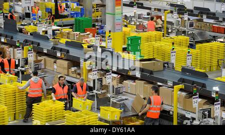 Leipzig, Allemagne. Mar 26, 2014. Vue de l'intérieur de l'emballage de l'amazone niveau centre logistique à Leipzig, Allemagne, 26 mars 2014. Amazon est l'une des principales entreprises de commerce électronique basée à Seattle, État de Washington, États-Unis. Photo : Peter Endig/dpa/Alamy Live News Banque D'Images