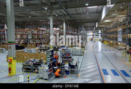 Leipzig, Allemagne. Mar 26, 2014. Vue de l'intérieur de la salle du centre logistique d'Amazon à Leipzig, Allemagne, 26 mars 2014. Amazon est l'une des principales entreprises de commerce électronique basée à Seattle, État de Washington, États-Unis. Photo : Peter Endig/dpa/Alamy Live News Banque D'Images
