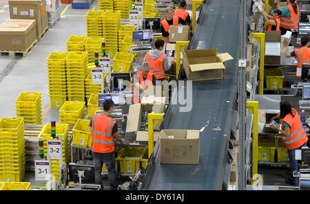 Leipzig, Allemagne. Mar 26, 2014. Vue de l'intérieur de l'emballage de l'amazone niveau centre logistique à Leipzig, Allemagne, 26 mars 2014. Amazon est l'une des principales entreprises de commerce électronique basée à Seattle, État de Washington, États-Unis. Photo : Peter Endig/dpa/Alamy Live News Banque D'Images