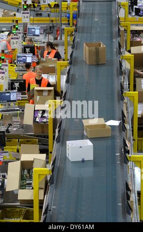 Leipzig, Allemagne. Mar 26, 2014. Vue de l'intérieur de l'emballage de l'amazone niveau centre logistique à Leipzig, Allemagne, 26 mars 2014. Amazon est l'une des principales entreprises de commerce électronique basée à Seattle, État de Washington, États-Unis. Photo : Peter Endig/dpa/Alamy Live News Banque D'Images