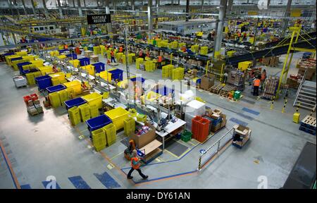 Leipzig, Allemagne. Mar 26, 2014. Vue de l'intérieur de la salle du centre logistique d'Amazon à Leipzig, Allemagne, 26 mars 2014. Amazon est l'une des principales entreprises de commerce électronique basée à Seattle, État de Washington, États-Unis. Photo : Peter Endig/dpa/Alamy Live News Banque D'Images