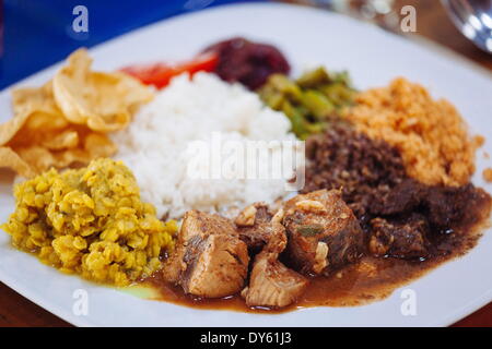 Une cuisine traditionnelle du Sri Lanka y compris pol sambol et rotti, curry de poisson, au Sri Lanka, en Asie Banque D'Images