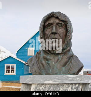 Statue de Roald Amundsen, Ny Alesund, Spitzberg (Svalbard), l'Arctique, Norway, Scandinavia, Europe Banque D'Images
