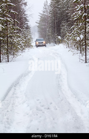 Véhicule hors route et des camions en route enneigée, blizzard Banque D'Images