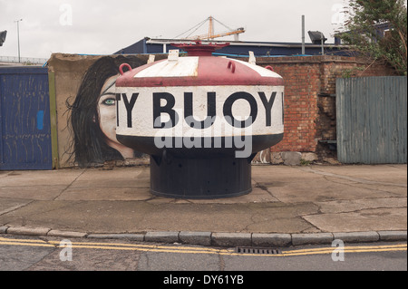 Vieille bouée d'acier utilisé comme signage‎ signe pour Trinity Buoy Wharf Banque D'Images