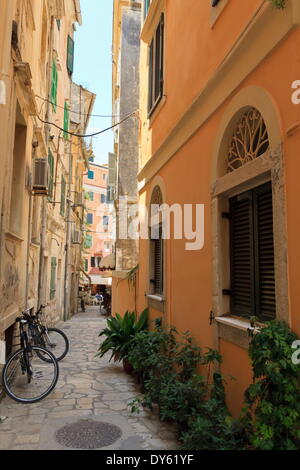 Rue étroite avec le vélo, de la vieille ville, de la ville de Corfou, Corfou, îles Ioniennes, Grèce Banque D'Images