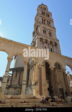 Les touristes, le palais de Dioclétien et clocher de la cathédrale de saint Domnius (St Duje), vieille ville de Split, Croatie, Dalmatie Centrale, Banque D'Images