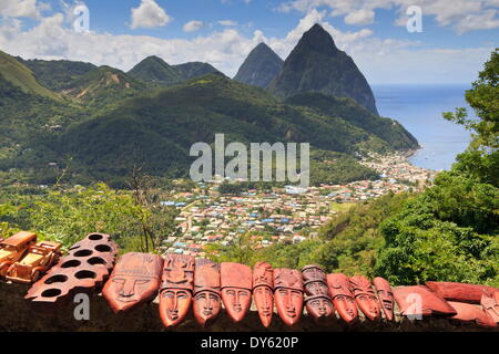 Blocage de souvenir avec vue sur les Pitons et Soufrière, Sainte-Lucie, îles du Vent, Antilles, Caraïbes Banque D'Images