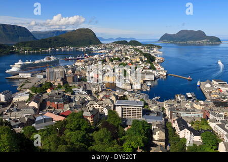 Vue depuis la colline Aksla sur Alesund, More og Romsdal, Norway, Scandinavia, Europe Banque D'Images