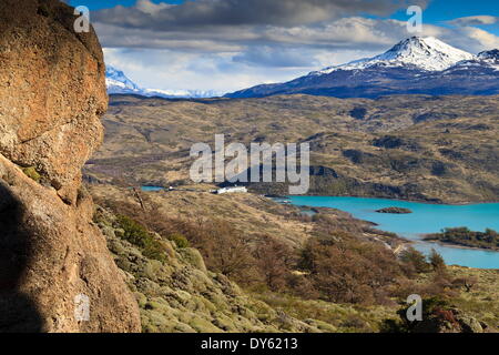 Hôtel Explora Salto Chico sur Lago Pehoe, d'une méthode à Condor Vista Point, parc national Torres del Paine, Patagonie, Chili Banque D'Images