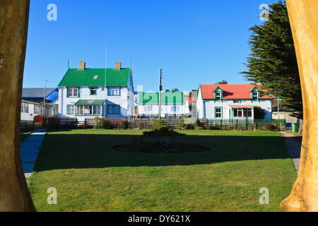 La cathédrale Christ Church green et maisons, vu à travers l'os de baleine arch, Stanley, East Falkland, îles Malouines, l'Amérique du Sud Banque D'Images