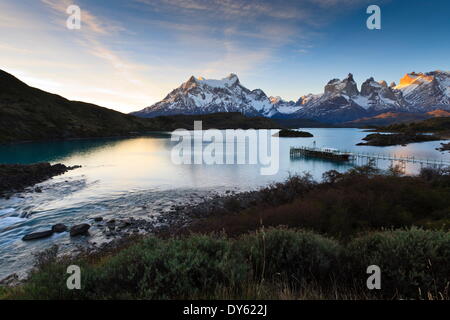 Coucher du soleil, de Salto Chico, Lago Pehoe, Parc National Torres del Paine, Patagonie, Chili, Amérique du Sud Banque D'Images