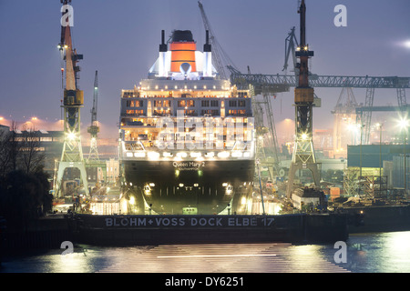 Vue vers Blohm et Voss Elbe Dock 17 avec Queen Mary 2, le port de Hambourg, ville hanséatique de Hambourg, Allemagne, Europe Banque D'Images