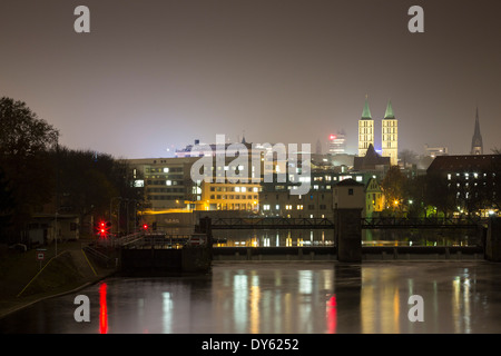 Vue de la passerelle, Hafenbruecke, sur la rivière Fulda vers Kassel, avec les tours de Martinskirche et Lutherkirche (sur t Banque D'Images