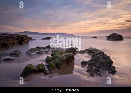 Rocks au coucher du soleil, Pacific City, Oregon, États-Unis d'Amérique, Amérique du Nord Banque D'Images