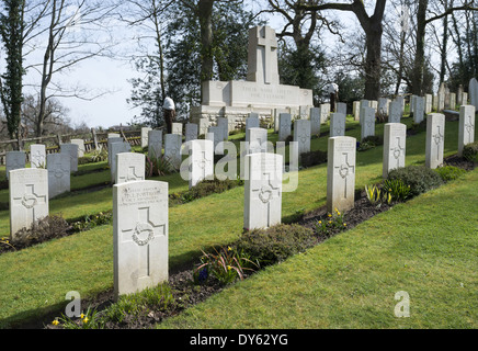 Pierres tombales et Croix du souvenir des soldats néo-zélandais au cimetière Saint Nicolas à Brokenhurst dans la nouvelle forêt England UK Banque D'Images