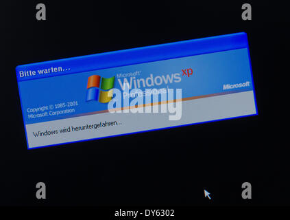 Schwerin, Allemagne. Le 08 Avr, 2014. ILLUSTRATION - An illustrated photo montre la notification 'Windows est en cours d'éteindre" sous le logo du système d'exploitation Windows XP sur un écran d'ordinateur à Schwerin, Allemagne, le 08 avril 2014. Microsoft Corporation va arrêter le support de son système d'exploitation Windows XP avec les mises à jour nécessaires le 08 avril 2014. Photo : Jens Buettner/dpa/Alamy Live News Banque D'Images