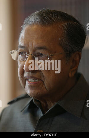 (140408) -- Putrajaya, Malaisie, le 8 avril 2014 (Xinhua) -- l'ancien Premier Ministre malaisien Mahathir Mohamad parle aux journalistes de Xinhua lors d'une entrevue à Putrajaya, Malaisie, le 7 avril 2014. La relation entre la Chine et la Malaisie ne serait pas touchée par la récente missing MH370 incident de vol, l'ancien Premier Ministre malaisien Mahathir Mohamad a déclaré lundi dans une interview exclusive avec Xinhua. (Xinhua/Wang Shen) Banque D'Images