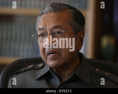 (140408) -- Putrajaya, Malaisie, le 8 avril 2014 (Xinhua) -- l'ancien Premier Ministre malaisien Mahathir Mohamad parle aux journalistes de Xinhua lors d'une entrevue à Putrajaya, Malaisie, le 7 avril 2014. La relation entre la Chine et la Malaisie ne serait pas touchée par la récente missing MH370 incident de vol, l'ancien Premier Ministre malaisien Mahathir Mohamad a déclaré lundi dans une interview exclusive avec Xinhua. (Xinhua/Wang Shen) Banque D'Images