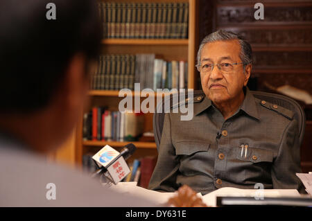 (140408) -- Putrajaya, Malaisie, le 8 avril 2014 (Xinhua) -- l'ancien Premier Ministre malaisien Mahathir Mohamad parle aux journalistes de Xinhua lors d'une entrevue à Putrajaya, Malaisie, le 7 avril 2014. La relation entre la Chine et la Malaisie ne serait pas touchée par la récente missing MH370 incident de vol, l'ancien Premier Ministre malaisien Mahathir Mohamad a déclaré lundi dans une interview exclusive avec Xinhua. (Xinhua/Wang Shen) Banque D'Images