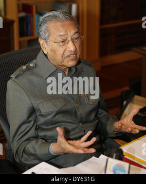 (140408) -- Putrajaya, Malaisie, le 8 avril 2014 (Xinhua) -- l'ancien Premier Ministre malaisien Mahathir Mohamad parle aux journalistes de Xinhua lors d'une entrevue à Putrajaya, Malaisie, le 7 avril 2014. La relation entre la Chine et la Malaisie ne serait pas touchée par la récente missing MH370 incident de vol, l'ancien Premier Ministre malaisien Mahathir Mohamad a déclaré lundi dans une interview exclusive avec Xinhua. (Xinhua/Wang Shen) Banque D'Images