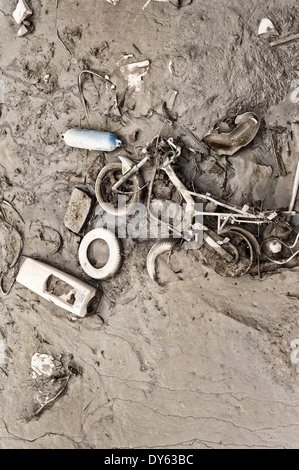Les objets jetés au rebut cachés découverts à marée basse à l'estuaire de la Tamise couvert de boue film algues limon Banque D'Images