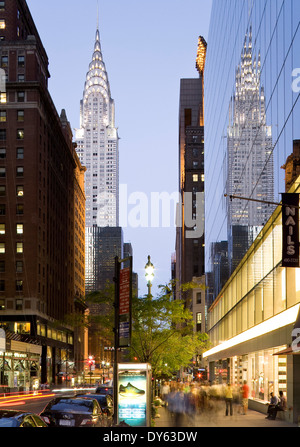 Une vue sur la 42e rue avec vue sur le Chrysler Building, Manhattan, New York City, New York, en Amérique du Nord, Etats-Unis Banque D'Images