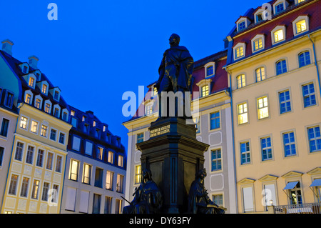 Neumarkt avec memorial de Friedrich August II et l'hôtel de Saxe la nuit, Dresde, Saxe, Allemagne Banque D'Images