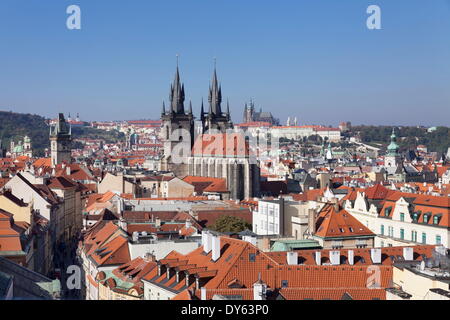 Vue sur la vieille ville avec l'Ancien hôtel de ville, la cathédrale de Tyn, Quartier du Château de Prague, la Bohême, République Tchèque Banque D'Images