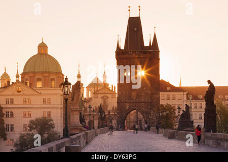 Tour du pont de la vieille ville, le Pont Charles, au lever du soleil, Site du patrimoine mondial de l'UNESCO, Prague, la Bohême, République Tchèque, Europe Banque D'Images