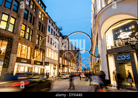 Rue commerçante de Hambourg appelée Neuer Wall au moment de noël, Hambourg, Allemagne Banque D'Images