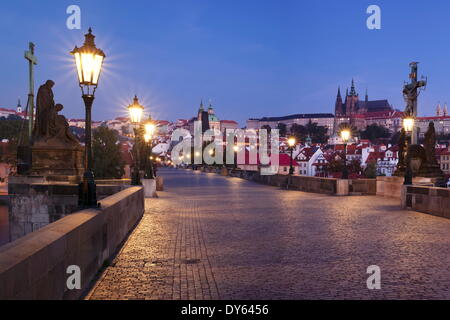 Allumé le Pont Charles et quartier du château avec la cathédrale Saint-Guy et le Palais Royal, Site de l'UNESCO, Prague, République Tchèque Banque D'Images