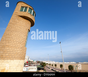 Lifeguard tower sur la plage. La ville de Tanger, Maroc Banque D'Images