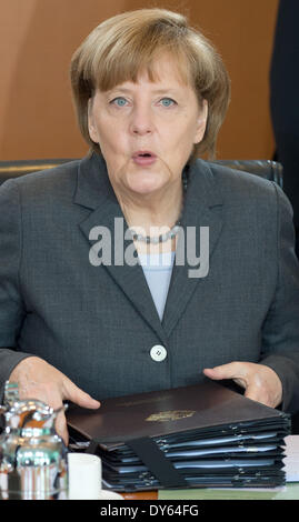 Berlin, Allemagne. Le 08 Avr, 2014. La chancelière allemande, Angela Merkel (CDU) avant le début d'une réunion du Cabinet allemand à la Chancellerie fédérale à Berlin, Allemagne, le 08 avril 2014. Photo : TIM BRAKEMEIER/DPA/Alamy Live News Banque D'Images