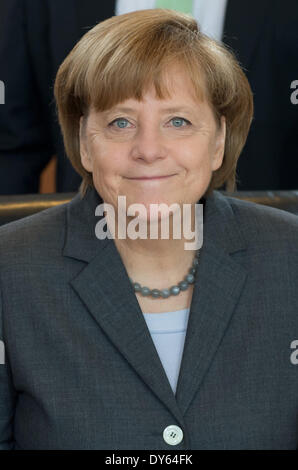 Berlin, Allemagne. Le 08 Avr, 2014. La chancelière allemande, Angela Merkel (CDU) avant le début d'une réunion du Cabinet allemand à la Chancellerie fédérale à Berlin, Allemagne, le 08 avril 2014. Photo : TIM BRAKEMEIER/DPA/Alamy Live News Banque D'Images