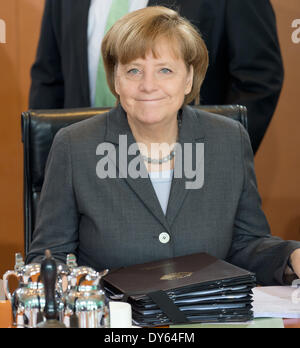 Berlin, Allemagne. Le 08 Avr, 2014. La chancelière allemande, Angela Merkel (CDU) avant le début d'une réunion du Cabinet allemand à la Chancellerie fédérale à Berlin, Allemagne, le 08 avril 2014. Photo : TIM BRAKEMEIER/DPA/Alamy Live News Banque D'Images