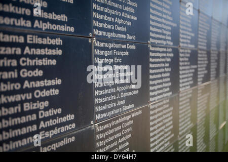 Kigali, Rwanda. 6 avril 2014. Un mur du souvenir à l'extérieur du Mémorial du Génocide de Kigali Centre avec certains des noms de personnes tuées sur le site pendant le génocide contre les Tutsis. Cette semaine marque le 20e anniversaire du génocide. Au cours de la période de 100 jours environ à partir de 7 avril 1994 jusqu'à la mi-juillet, on estime que 500 000-1 000 000 Rwandais ont été tués, constituant jusqu'à 20 % de la population totale du pays et 70 % des Tutsi vivant alors au Rwanda. Banque D'Images